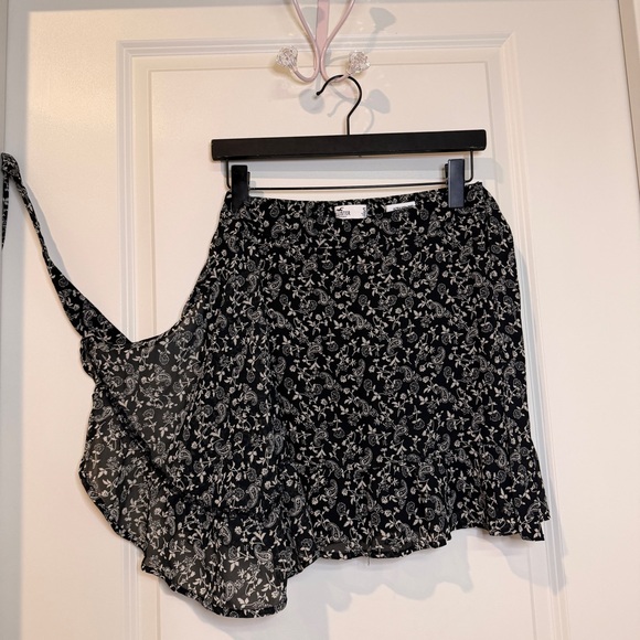 Hollister Black Mini Skirt with White Floral Print and Side Tie - Picture 2 of 8